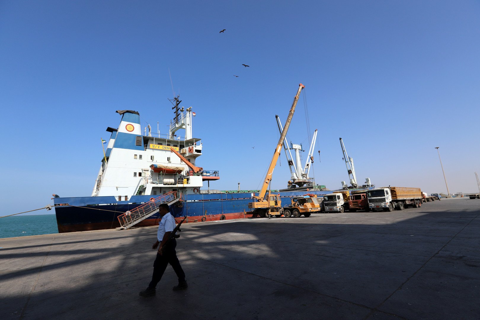 الحوثيون يعلنون عزمهم بدء تفتيش السفن في موانئ الحديدة برقابة أممية