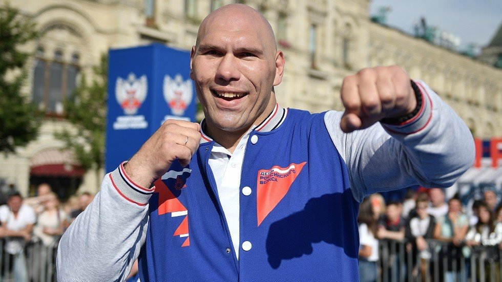 الملاكم الروسي العملاق نيكولاي فالويف يكشف عن مرضه القاتل
