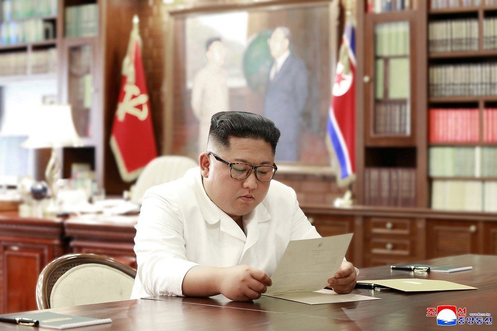 كوريا الشمالية تنشر صورة كيم وهو يقرأ رسالة حررها له ترامب