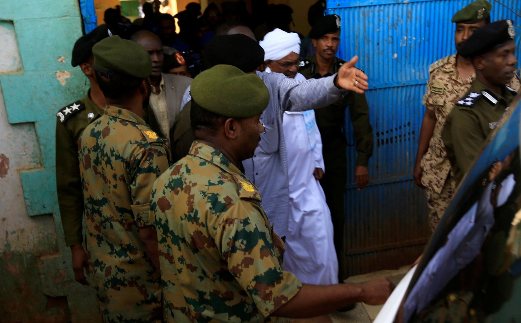 رواية مثيرة عما حدث في منزل الرئيس السوداني المخلوع لحظة اعتقاله!