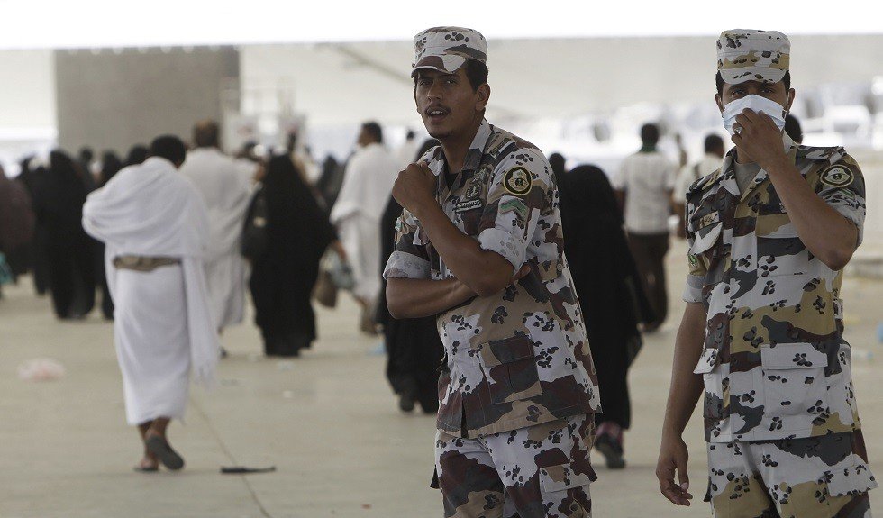 السعودية تحظر دخول المقيمين ومركباتهم إلى مكة 