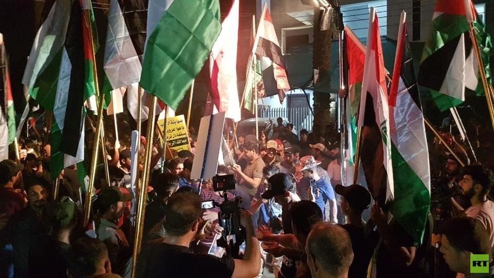 العراق.. متظاهرون يقتحمون مقر السفارة البحرينية في بغداد احتجاجا على 