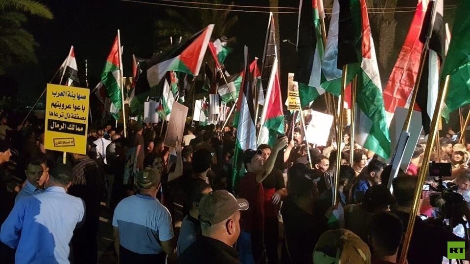 العراق.. متظاهرون يقتحمون مقر السفارة البحرينية في بغداد احتجاجا على 