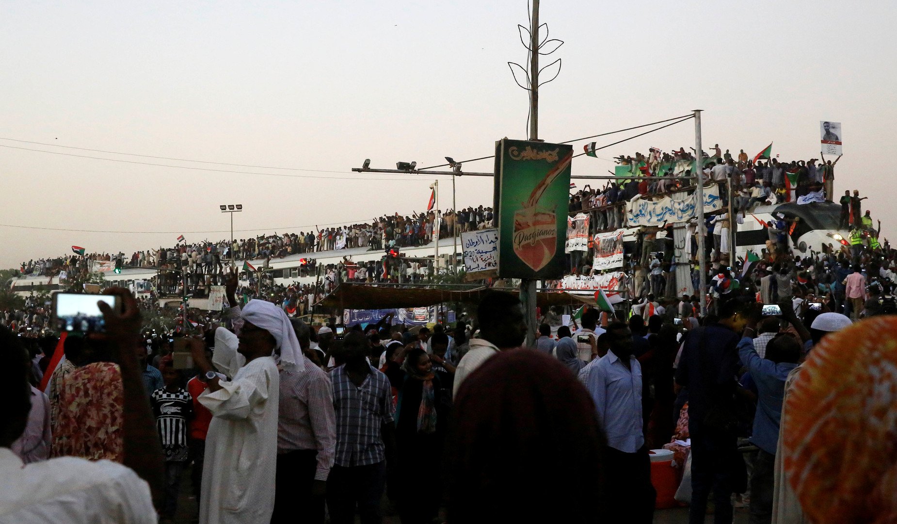 مقتل 7 أشخاص باحتجاجات السودان والأمن يستخدم القوة لمنع وصول المتظاهرين للقصر الرئاسي