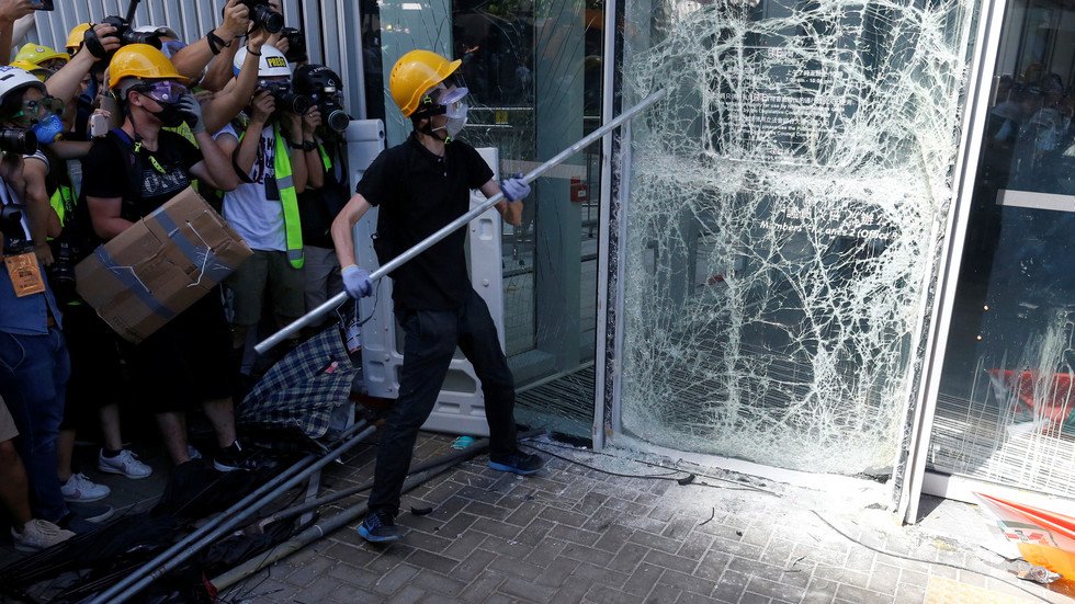  في ذكرى تسليمها للصين.. صدامات في هونغ كونغ بعد محاولة اقتحام مقر البرلمان