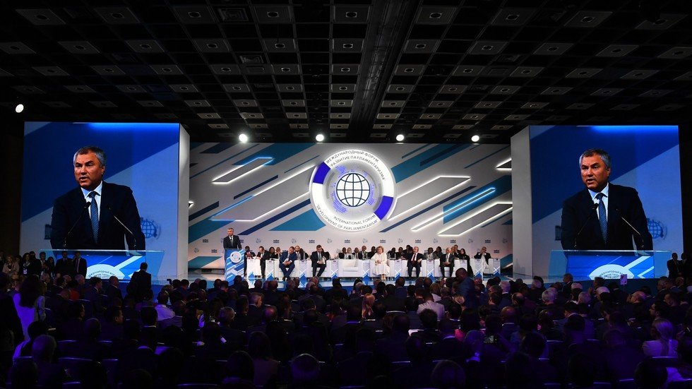 فولودين يدعو أعضاء البرلمانات الأجنبية للعمل على حلول ملموسة وعدم القيام بـ"السياحة البرلمانية"