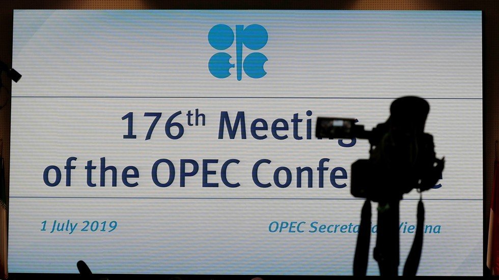 مصافحة لافتة بين وزيرين سعودي وإيراني