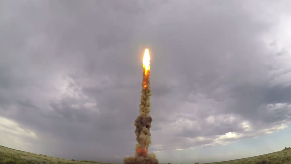 مشاهد مهيبة لعملية إطلاق مضاد روسي جديد للصواريخ 