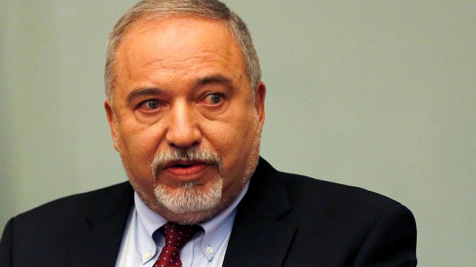 ليبرمان يتهم الحكومة الإسرائيلية بتمويل 