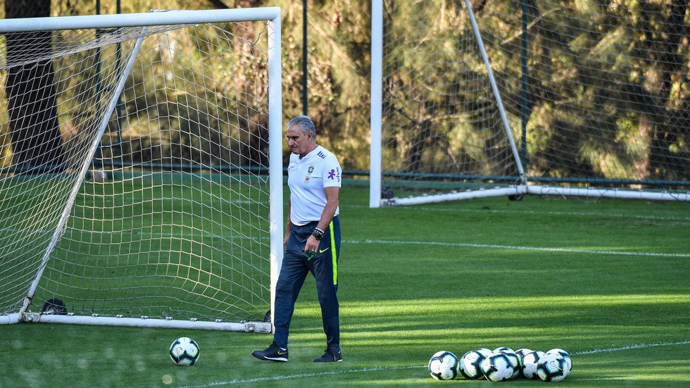 قبيل "كلاسيكو الأرض".. مدرب البرازيل لا ينام!
