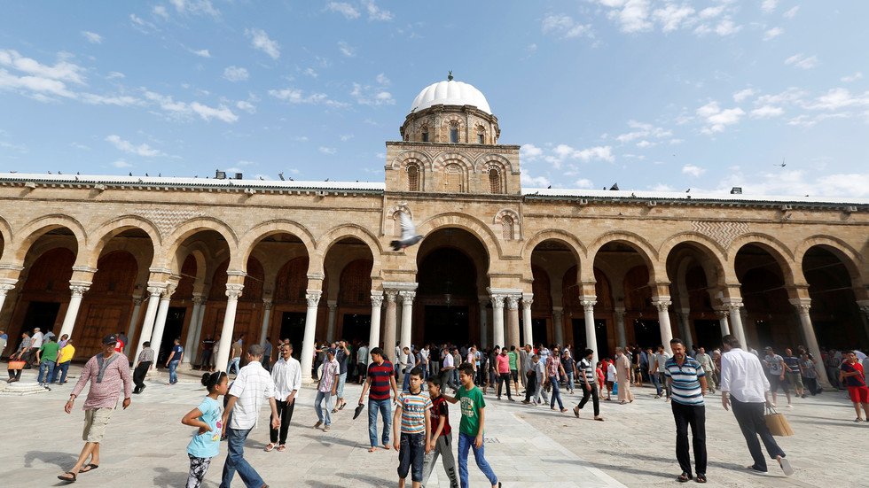 تونس.. قوات الأمن تحاصر مسلحا تحصن بمسجد غربي العاصمة