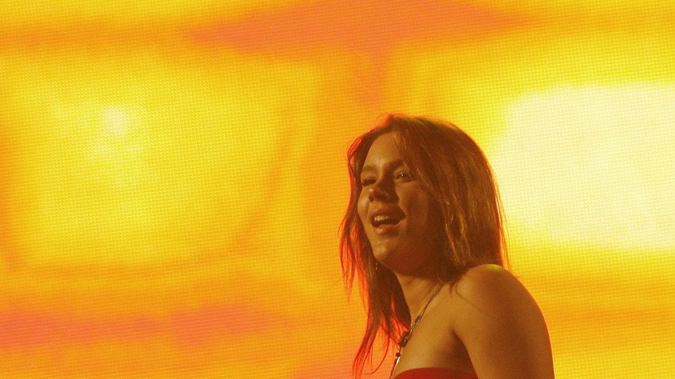 إيران تطرد مطربة بريطانية