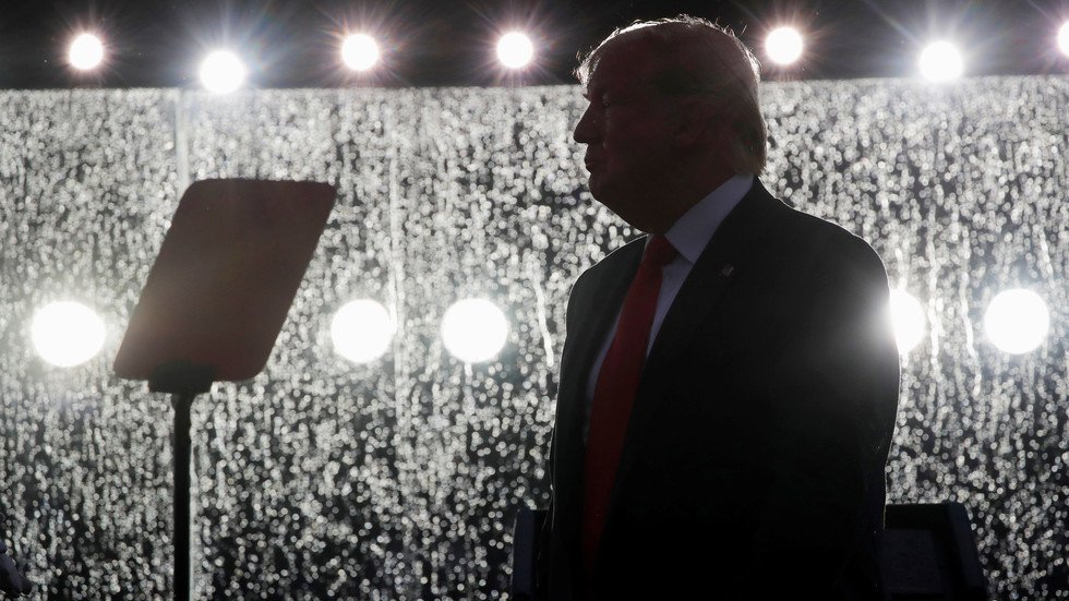 ترامب: سنعود إلى القمر ونرفع العلم الأمريكي على المريخ