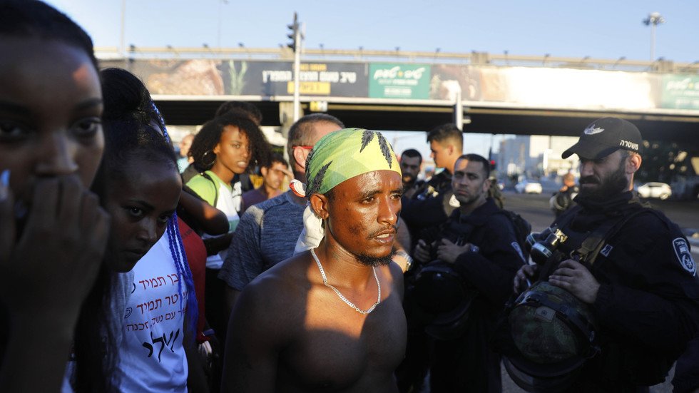 يهود الفلاشا يهتفون باسم فلسطين ويرددون "الشهادتين"!