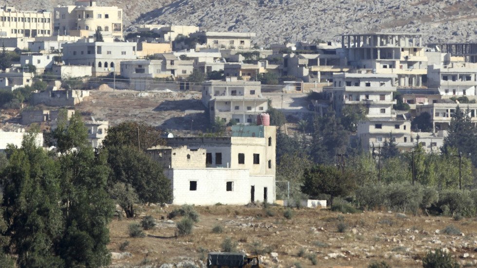 مقتل 3 سوريين بانفجار سيارة في بلدة الريحانية جنوبي تركيا