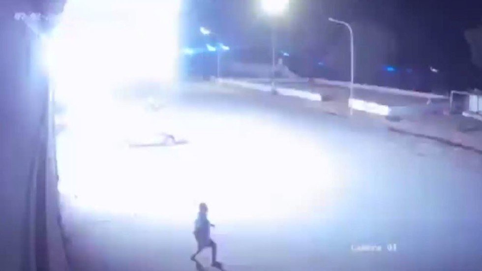 فيديو من كاميرات المراقبة.. لحظة قصف تاجوراء الليبية