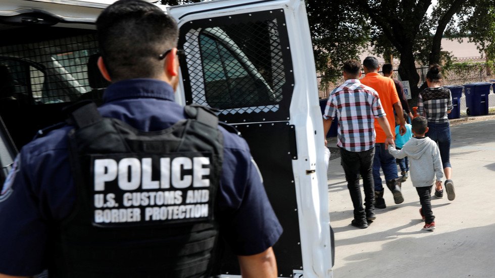 ترامب يؤكد على قرب انطلاق حملات اعتقال المهاجرين وترحيلهم