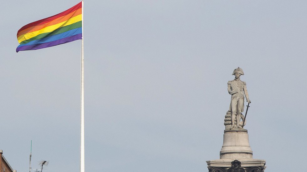 بعد انتظار سنتين.. وصول فريق لاجئين مثليين سوريين إلى بريطانيا