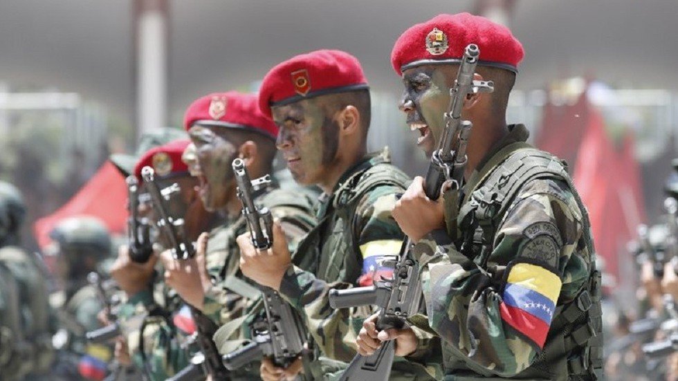 فنزويلا تحيي عيد استقلالها بعرض عسكري وتظاهر المعارضة 