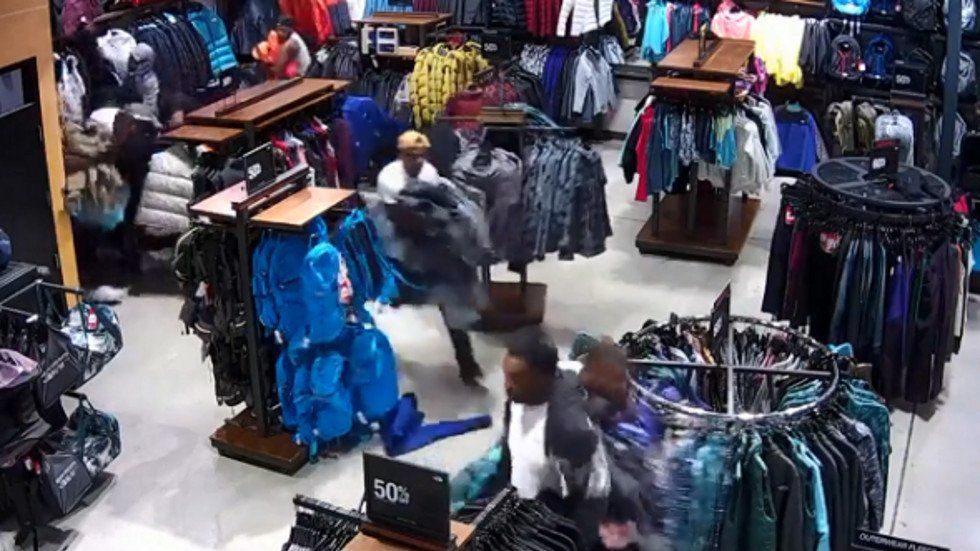 سرقة جماعية لمتجر ملابس في 30 ثانية