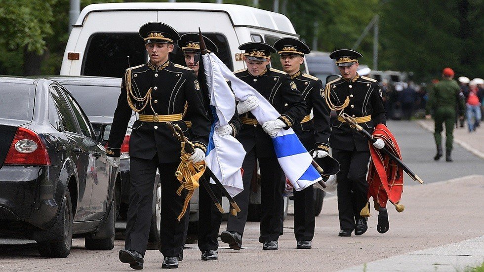 روسيا تودع البحارة الـ14