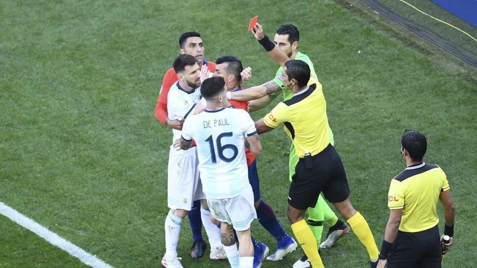 حكم لقاء الأرجنتين وتشيلي يتحدث عن طرد ميسي