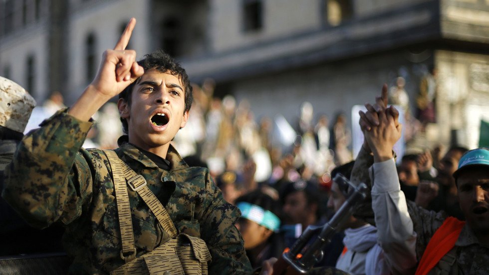 الحوثيون في معرض لسلاحهم: "الفترة القادمة مليئة بالمفاجآت والقادم أعظم"