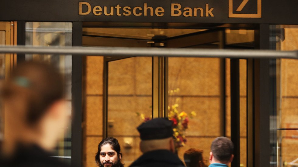 "دويتشه بنك" يسرح نحو 18 ألف موظف