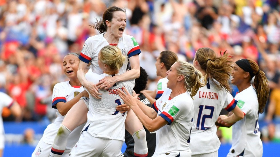 سيدات أمريكا يتوجن بلقب 