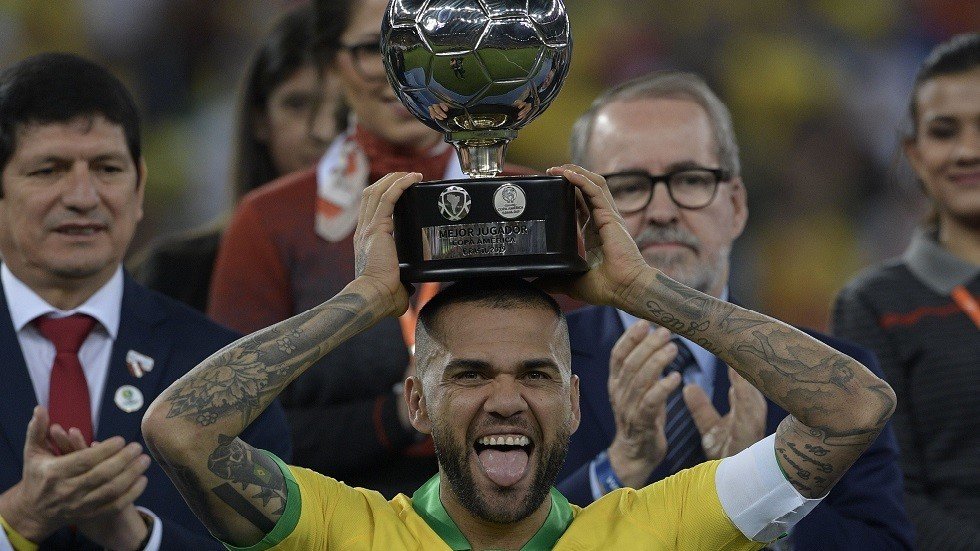 ألفيس يدخل تاريخ كرة القدم من أوسع أبوابه