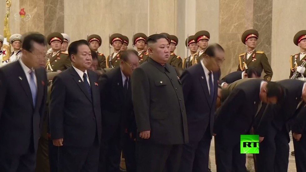 شاهد.. كيم جونغ أون يشارك في إحياء ذكرى رحيل مؤسس الدولة الكورية الشمالية