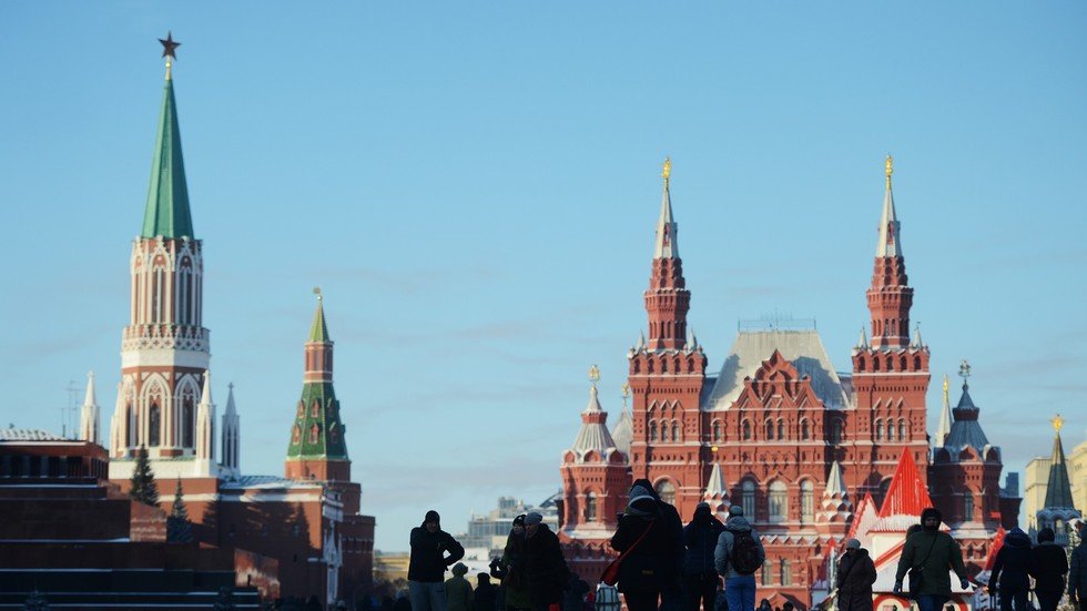 أمير سعودي في الساحة الحمراء بموسكو (صور)