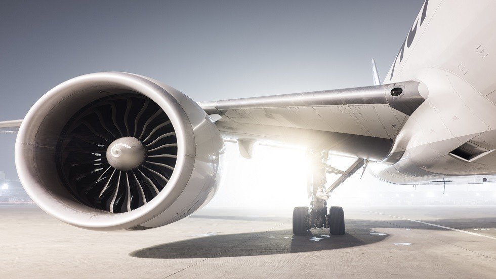 لحظة مرعبة لاشتعال محرك طائرة في منتصف الرحلة "فيديو" 