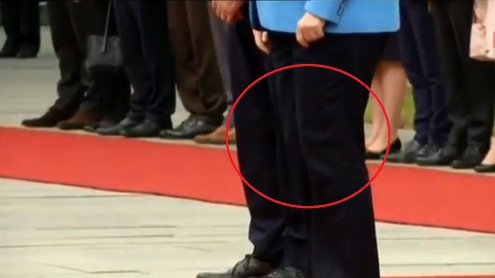 أقرب لقطة تظهر جسم ميركل يرتعش بالكامل