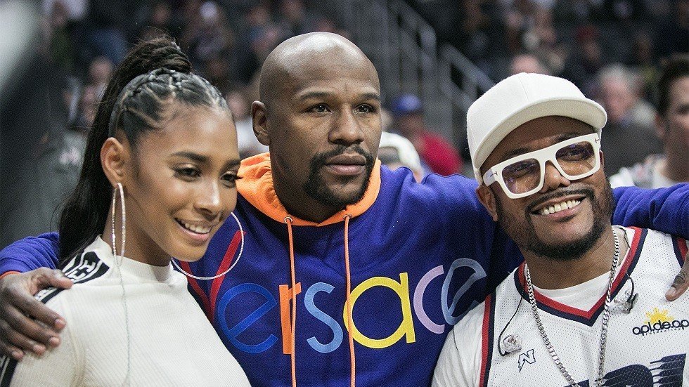 شاهد.. لاعب كرة سلة يسقط الملاكم مايويذر على الأرض