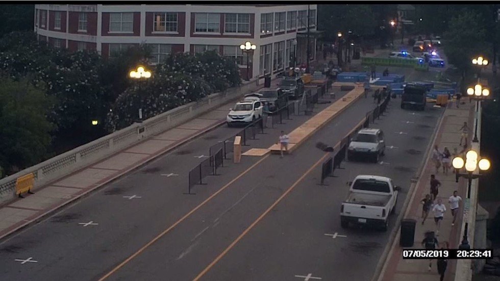 أمريكية تسرق سيارة باستخدام ثعبان!