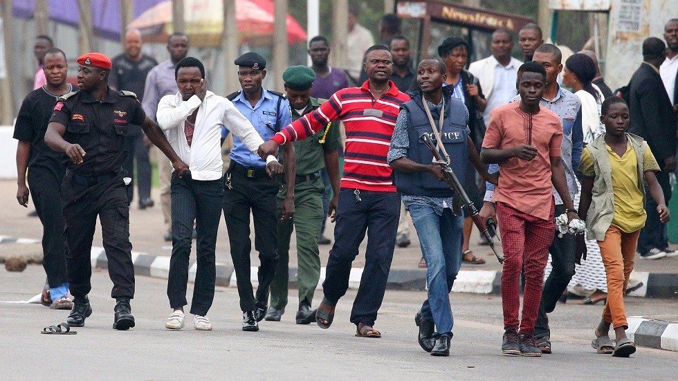 نيجيريا.. توجيه اتهام لأنصار زعيم شيعي بعد مواجهات مع قوات الأمن في أبوجا