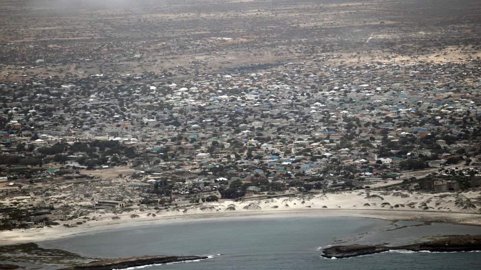 وكالة: 10 قتلى جراء تفجير وهجوم استهدفا فندقا في الصومال.. و