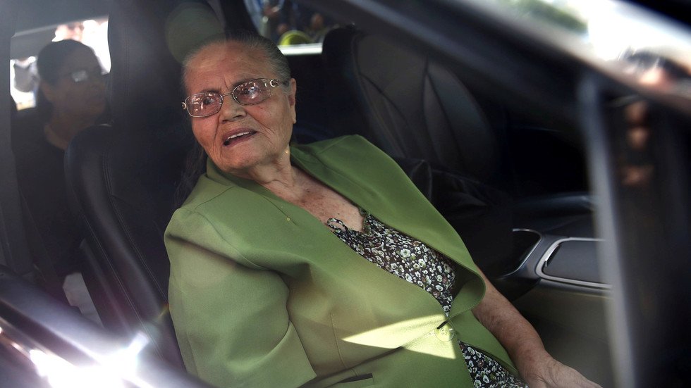 والدة تاجر المخدرات إل تشابو تدعو ترامب للسماح لها بزيارة ابنها في السجن الأمريكي