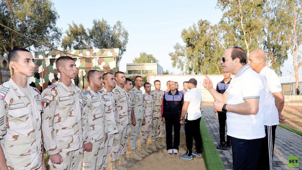 السيسي يشارك طلبة الكلية الحربية نشاطهم الرياضي (صور)