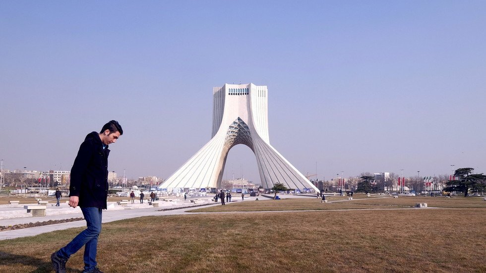 بدء محاكمة عمدة طهران السابق بتهمة قتل زوجته