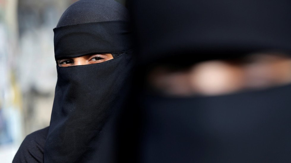 حكومة تونس تحسم الجدل حول قرار منع النقاب