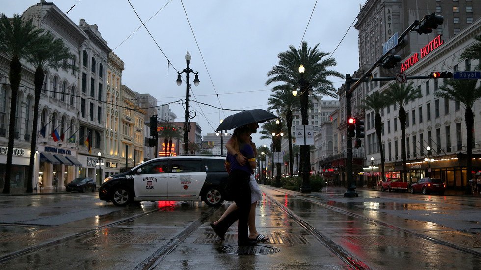 إعصار "باري".. ترامب يدعو المواطنين لتوخي الحذر الشديد