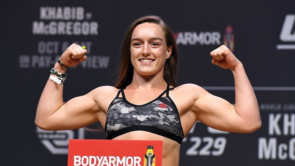 شاهد.. مقاتلة تعري نفسها من أجل خفض 