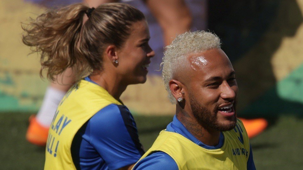 شاهد.. فتاة تتلقى ضربة قاضية خلال الاحتفال بكأس بطولة نيمار الخيرية