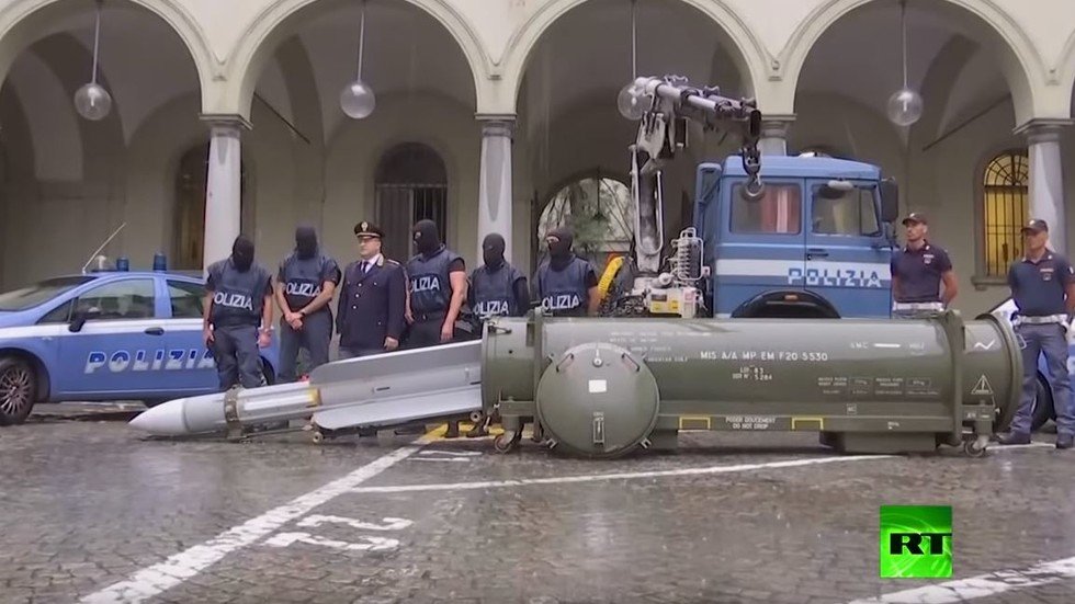 الشرطة الإيطالية تعثر على صاروخ قطري أثناء اقتحامها لمخزن أسلحة 