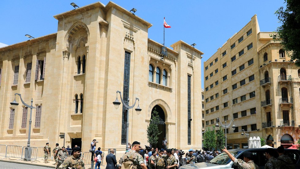 البرلمان اللبناني يناقش الموازنة التقشفية على وقع الاعتصامات
