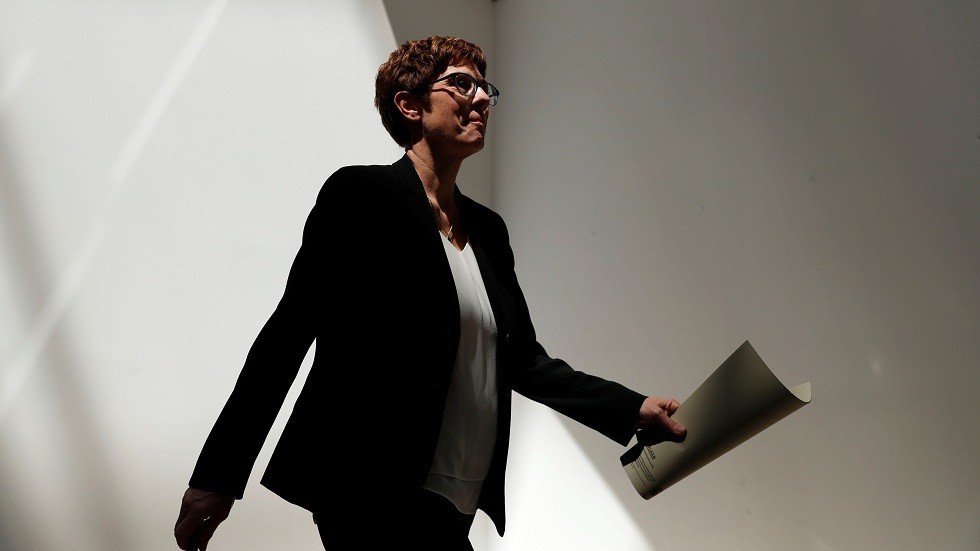 زعيمة حزب ميركل تخلف فون دير لاين في منصب وزيرة الدفاع