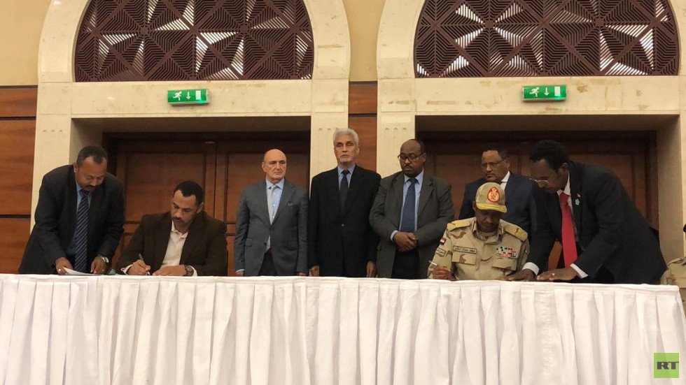 "العسكري" و"التغيير" في السودان يوقعان على الاتفاق السياسي