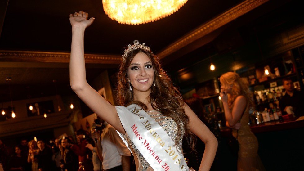 زواج ملك ماليزيا السابق محمد الخامس وملكة جمال موسكو السابقة ينتهي طلاقا بالثلاثة!